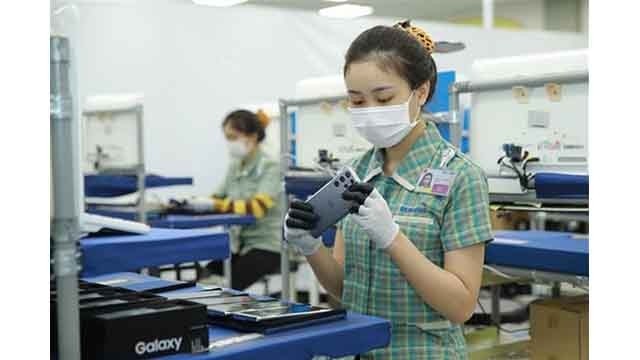 Assemblage de smartphones dans la compagnie Samsung Electronic Vietnam Thai Nguyen dans la zone industrielle d'Yen Binh de la province de Thai Nguyen. Photo: VNA