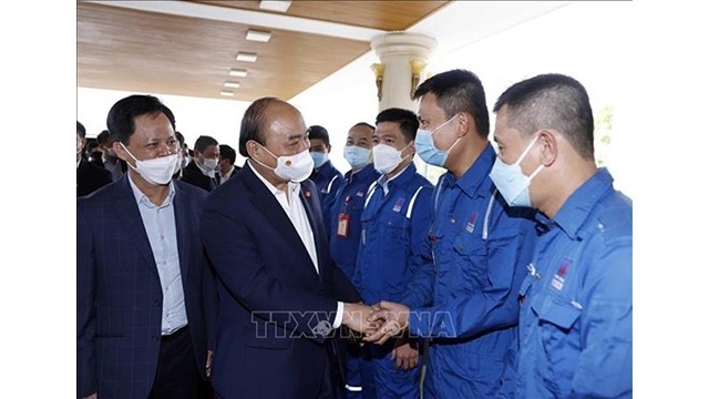 Le Président Nguyên Xuân Phuc rend visite aux salariés de la société pétrochimique Binh Son.  Photo : VNA.