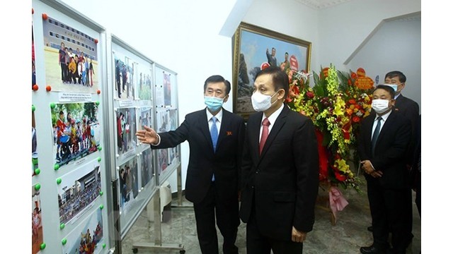 Le chef de la Commission des Relations extérieures du Comité central du Parti communiste du Vietnam, Lê Hoài Trung, visite l'Ambassade de la République populaire démocratique de Corée à Hanoi. Photo : VNA.