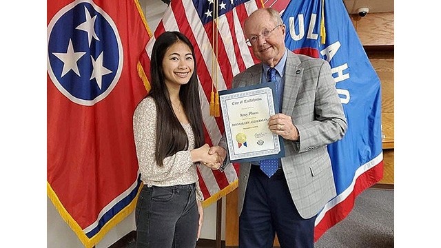 Le maire de la ville de Tullahoma remet un certificat de mérite à Amy Pham pour ses excellentes réalisations. Photo : Amy Pham.
