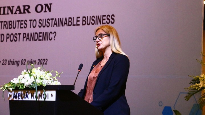 L’ambassadrice suédoise au Vietnam, Ann Måwe, lors de la conférence. Photo : nld.com.vn