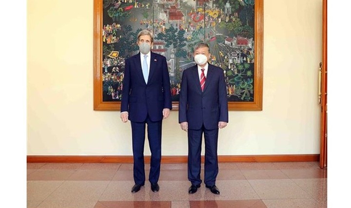 Le général Tô Lâm (à droite), ministre de la Sécurité publique, a rencontré le 24 février à Hanoï John Kerry, envoyé spécial du Président américain pour le climat. Photo : VNA.