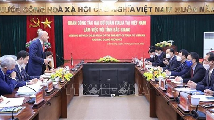 Séance de travail entre les autorités de la province de Bac Giang et l'ambassadeur d'Italie au Vietnam Antonio Alessandro. Photo : VNA.