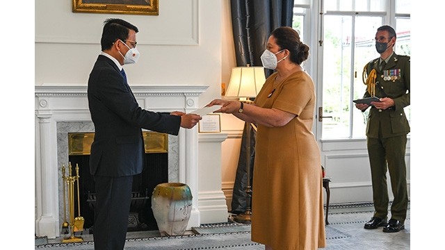 L’ambassadeur vietnamien, Nguyên Van Trung, présente ses lettres de créances à la gouverneure générale néo-zélandaise Dame Cindy Kiro. Photo: VNA