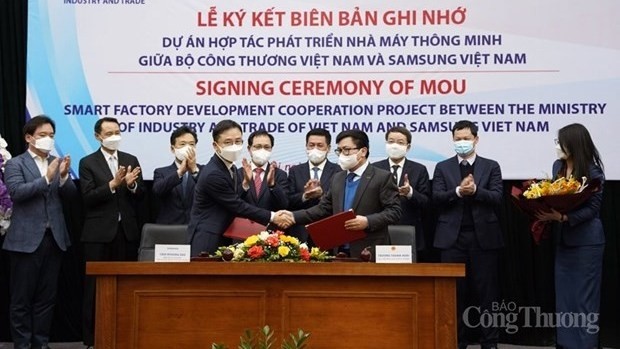 Lors de la cérémonie de signature du  protocole d'accord sur la coopération dans le développement de l’usine intelligente. Photo: Bao Cong Thuong