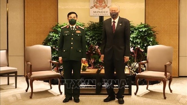 Le ministre vietnamien de la Défense Phan Van Giang (à gauche) et son homologue singapourien Ng Eng Hen à Singapour, le 25 février. Photo : VNA