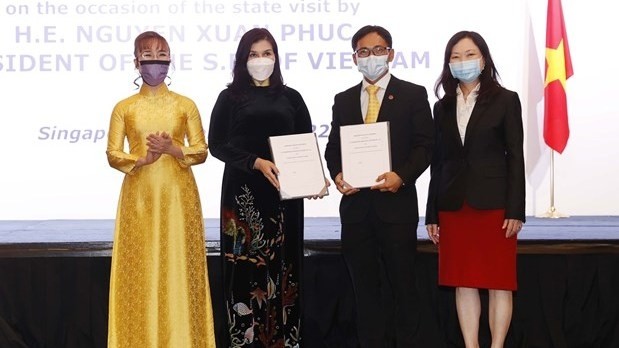 La vice-directrice générale de Vietjet, Ho Ngoc Yen Phuong (2e à partir de la gauche), et Lam Wai Meng Jeffrey, directeur général de la division Aviation commerciale de ST Engineering. Photo: Vietjet