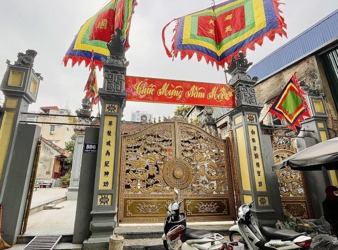La porte de la maison communale du village de Yên Thai, imposante et majestueuse. De nombreuses activités religieuses ont lieu ici. Photo : NDEL.