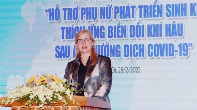 L'ambassadeuse de Suède au Vietnam, Ann Mawe, prend la parole lors du dialogue. Photo : thoidai.com.vn.