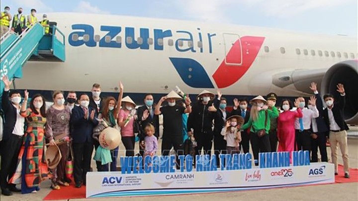 Cérémonie d'accueil d'une délégation de 325 touristes internationaux, dont 226 invités russes munis de "passeports vaccins" à Khanh Hoa (au Centre du Vietnam), le 26 décembre 2021. Photo : VNA.
