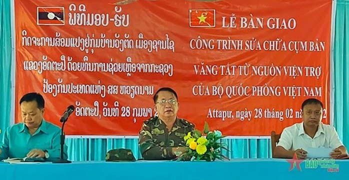 Cérémonie de livraison de cinq projets cadeaux du ministère vietnamien de la Défense au Laos. Photo: VNA