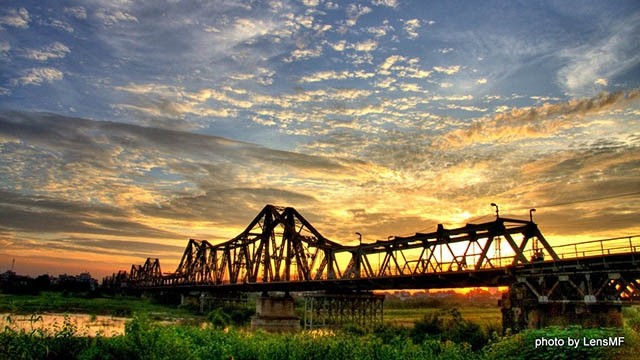 Le pont Long Biên a été fait ressembler à un dragon volant au-dessus le fleuve Rouge. Photo : baoquocte.vn
