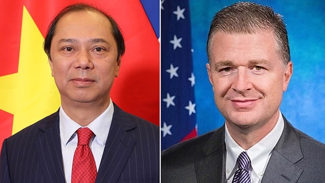 L'ambassadeur vietnamien, Nguyên Quôc Dung (à gauche), et le secrétaire d'État assistant américain pour l'Asie de l'Est et le Pacifique, Daniel Kritenbrink. Photo : baoquocte.vn.