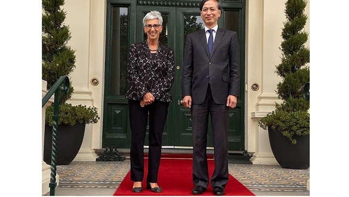 L’ambassadeur Nguyên Tât Thanh rencontre la gouverneure du Victoria, Linda Dessau. Photo : VOV