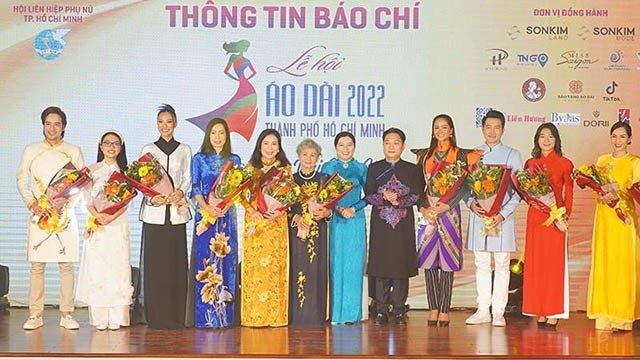 Les ambassadeurs et ambassadeuses du 8e Festival de l’áo dài de Hô Chi Minh-Ville. Photo : NDEL.