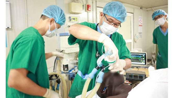 Les Casques bleus médecins vietnamiens de l’hôpital de campagne de niveau 2 n°3 en train d’opérer un patient. Photo : L2FH.