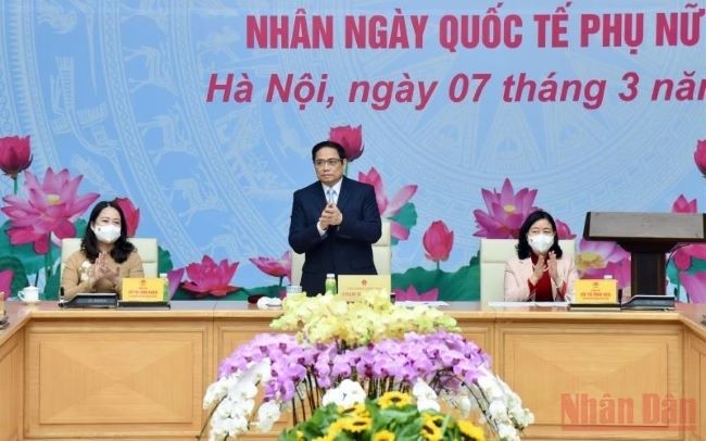 Le Premier ministre Pham Minh Chinh (debout)  lors d’une rencontre tenue lundi 7 mars à Hanoi à la veille de la Journée internationale des femmes. Photo : Tran Hai/NDEL