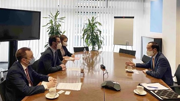 L’ambassadeur du Vietnam en Belgique et au Luxembourg, Nguyen Van Thao, travaille avec des représentants du ministère luxembourgeois de l’Économie. Photo : VNA