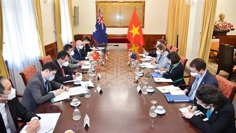 Séance de travail entre le vice-ministre permanent vietnamien des Affaires étrangères, Nguyên Minh Vu, et la vice-ministre australienne Katrina Cooper, le 3 mars à Hanoï. Photo : MAE/VNA.