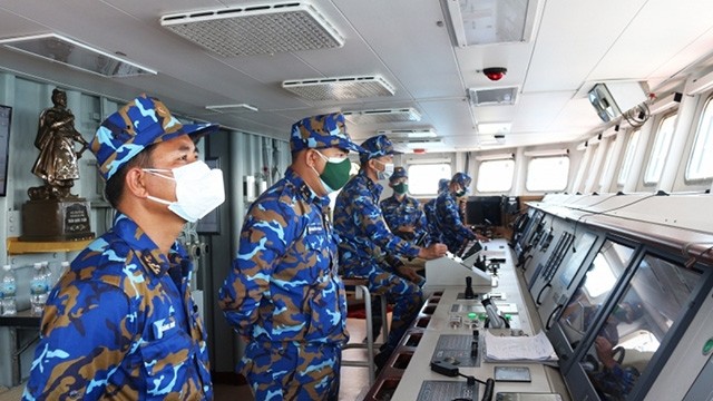 Dans un bateau de la marine vietnamienne. Photo : VOV.