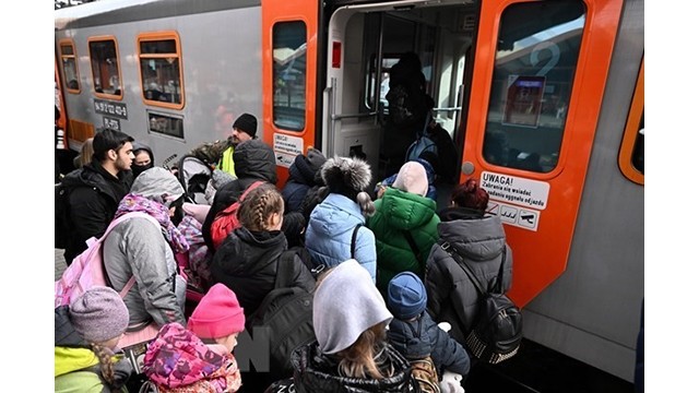 Les évacués ont été aidés à monter dans un bus. Photo : VNA.