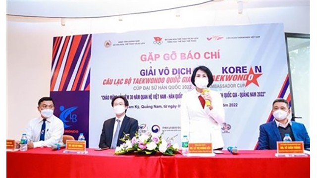 La cheffe adjointe de l'Administration des sports du Vietnam, Lê Thi Hoàng Yên, s'exprime lors du point presse donné le 2 mars à Hanoï. Photo : VNA.