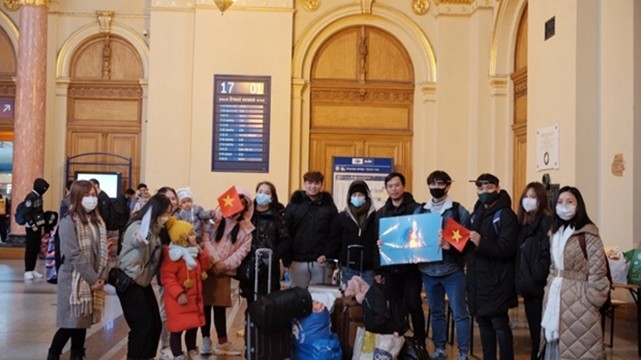 Le personnel de l'ambassade du Vietnam et l'Association des étudiants vietnamiens en Hongrie accueillent des Vietnamiens évacuées de la zone de guerre en Ukraine. Photo: dantri. com.vn