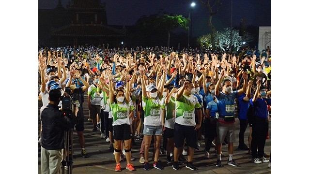 Le matin du 6 mars, plus de 4 500 athlètes étaient présents à la rue Lê Duân, ville de Huê, pour participer à la 2e édition Huê Jogging pour la santé publique. Photo: Journal Thoi Dai