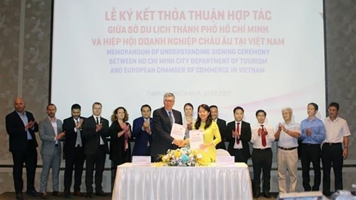 Signature de l'accord de coopération entre le Service du Tourisme de Ho Chi Minh-Ville et l’EuroCham pour 2022-202. Photo: VNA