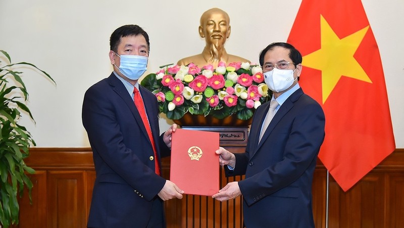 Le ministre des Affaires étrangères, Bui Thanh Son (à droite), remet sa décision de nommer Vu Hô, directeur du Département de l’ASEAN et chef adjoint de SOM ASEAN Vietnam au poste de Chef par intérim de SOM ASEAN Vietnam.Photo: baoquocte.vn