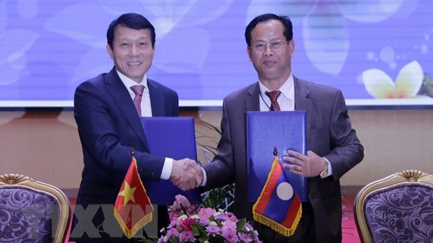 Le vice-ministre  vietnamien de la Sécurité publique, Luong Tam Quang (à gauche), et son homologue laotien, Kongthong Phongvicith, ont signé un protocole d'accord de la 12e Conférence sur la coopération en matière de sécurité Vietnam - Laos. Photo : VNA.