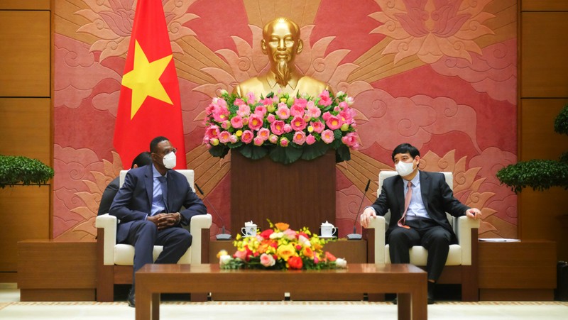 Le chef de la Commission de la Culture et l’Éducation de l’Assemblée nationale du Vietnam, Nguyên Dac Vinh (à droite), et le vice-président de Netflix, Dean Garfield. Photo: quochoi.vn