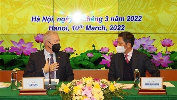 Le membre du Bureau politique et chef de la Commission économique du Comité central du Parti, Trân Tuân Anh (droite) avec la délégation de l’USABC. Photo : VNA