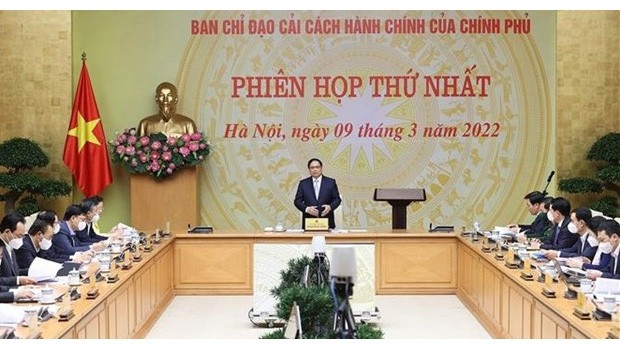 Le Premier ministre Pham Minh Chinh (au centre) lors de la première réunion du Comité de pilotage du gouvernement sur la réforme administrative, le 9 mars. Photo : VNA.