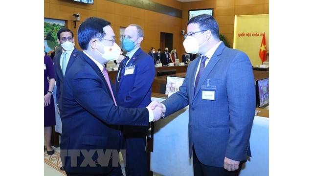 Le Président de l'AN, Vuong Dinh Huê (à gauche), reçoit une délégation des entreprises américaines. Photo : VNA.