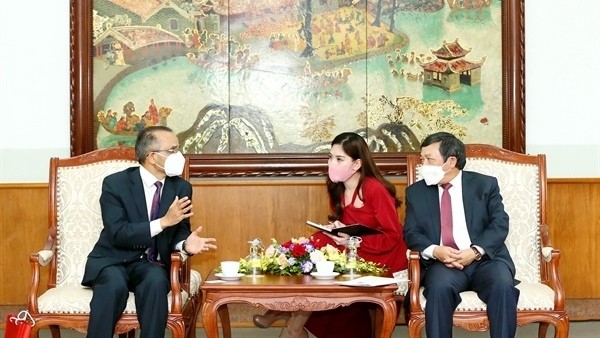 Le vice-ministre vietnamien de la Culture, des Sports et du Tourisme, Doan Van Viet (à droite), et l’ambassadeur du Népal au Vietnam, Ganesh Prasad Dhakal. Photo : baovanhoa.vn