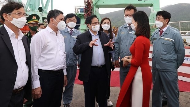 Le Premier ministre Pham Minh Chinh (centre) visitant le chantier naval de Hyundai Vietnam dans la ZE de Vân Phong, le 12 mars. Photo : VNA