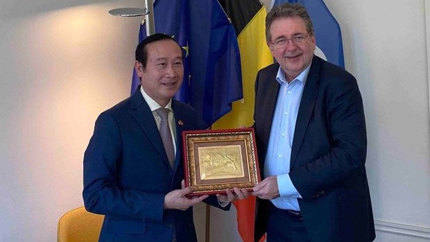 L’ambassadeur du Vietnam en Belgique, Nguyên Van Thao (à gauche) remet l’objet de souvenir du Vietnam au ministre-président de la région Bruxelles-Capitale, Rudi Vervoort. Photo : VNA.