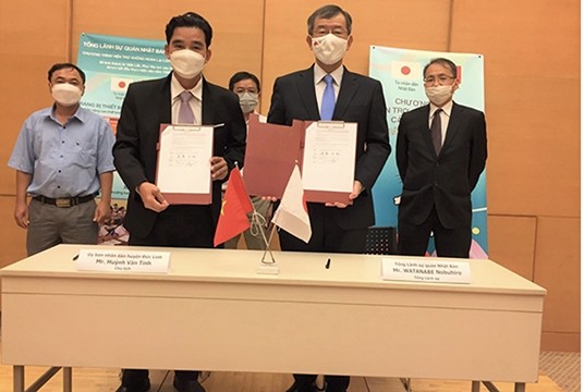 Une cérémonie de signature d’un contrat d'aide non-remboursable aux projets de base et de sécurité humaine (GGP) du gouvernement Japonais pour 3 projets. Photo : voh.com.vn