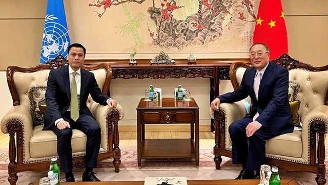 L'ambassadeur Dang Hoàng Giang, représentant permanent du Vietnam auprès de l'ONU (à gauche) et son homologue chinois Zhang Jun. Photo : VOV.