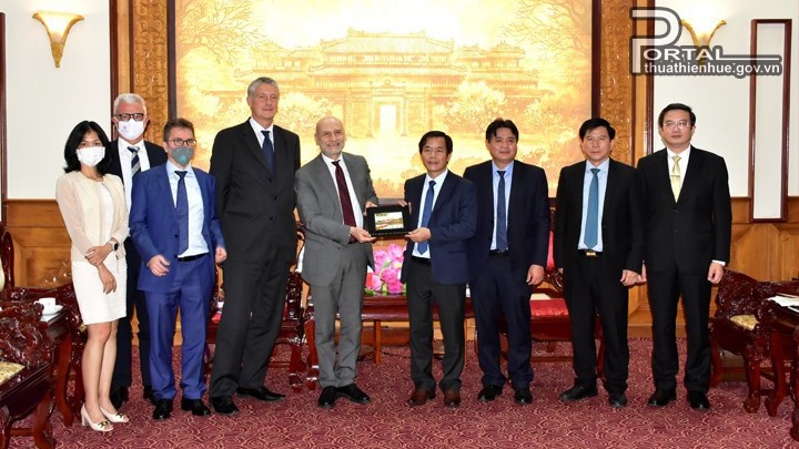 Le président du Comité populaire provincial de Thua Thiên Huê, Nguyên Van Phuong (4e à partir de droite) et la délégation de l’ambassade d'Italie au Vietnam. Photo : thoidai.com.vn.
