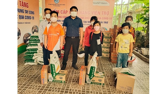 World Vision Vietnam offre une aide en espèces à 340 enfants orphelins touchés par le COVID-19 à Hô Chi Minh-Ville. Photo : Journal Thoi Dai.