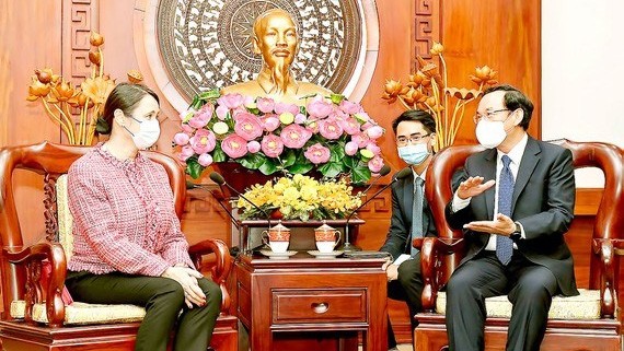 Le secrétaire du Comité du Parti de Hô Chi Minh-Ville, Nguyên Van Nên (à droite), reçoit la nouvelle consule générale de France à Hô Chi Minh-Ville, Emmanuelle Pavillon-Grosser. Photo : sggp.org.vn