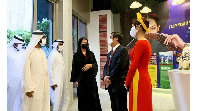  Le Premier ministre des Émirats arabes unis visite la Maison des expositions du Vietnam à l’EXPO Dubaï 2020. Photo : Journal Van Hoa