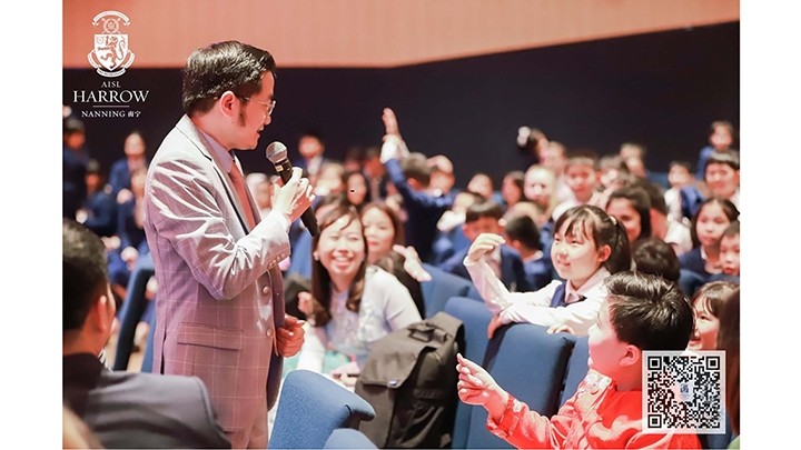 Le consul général Do Nam Trung s'échange avec les élèves de Harrow International School. Photo : CPV