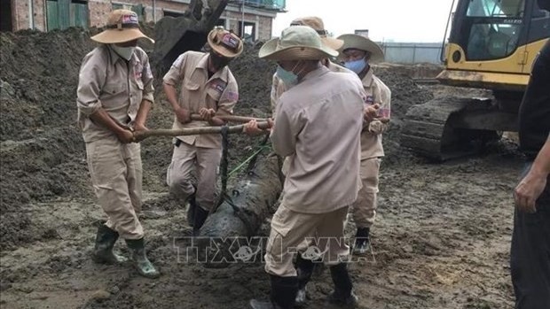 Des démineurs du Centre d’action contre les mines de la province de Quang Tri à la tâche. Photo : VNA