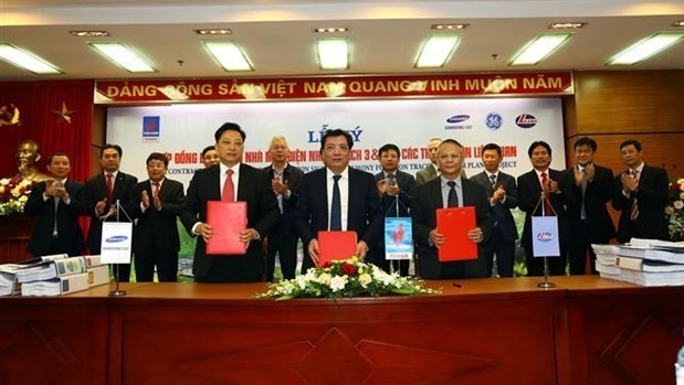 Lors de la cérémonie de signature dun contrat d’appel d’offres sous forme d’EPC pour les centrales thermiques de Nhon Trach 3 et 4. Photo: VNA