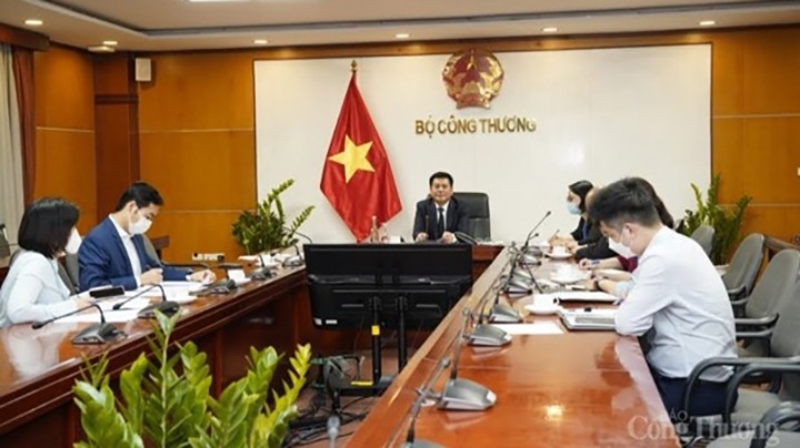 Le ministre de l'Industrie et du Commerce, Nguyên Hông Diên (au milieu). Photo : congthuong.vn