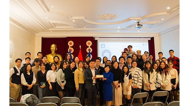 Une rencontre au siège de l’ambassade du Vietnam en France à l'occasion du 18ème anniversaire de sa fondation. Photo : UEVF.