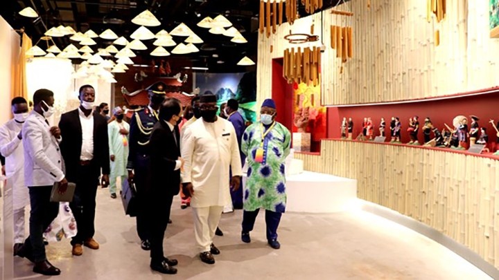 Le Président de Sierra Leone, Julius Maada Bio, visite le Pavillon Vietnam à l'EXPO 2020 Dubaï. Photo : Ministère vietnamien de la Culture, des Sports et du Tourisme.